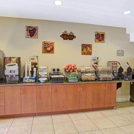 Microtel Inn & Suites By Wyndham Bushnell Buitenkant foto