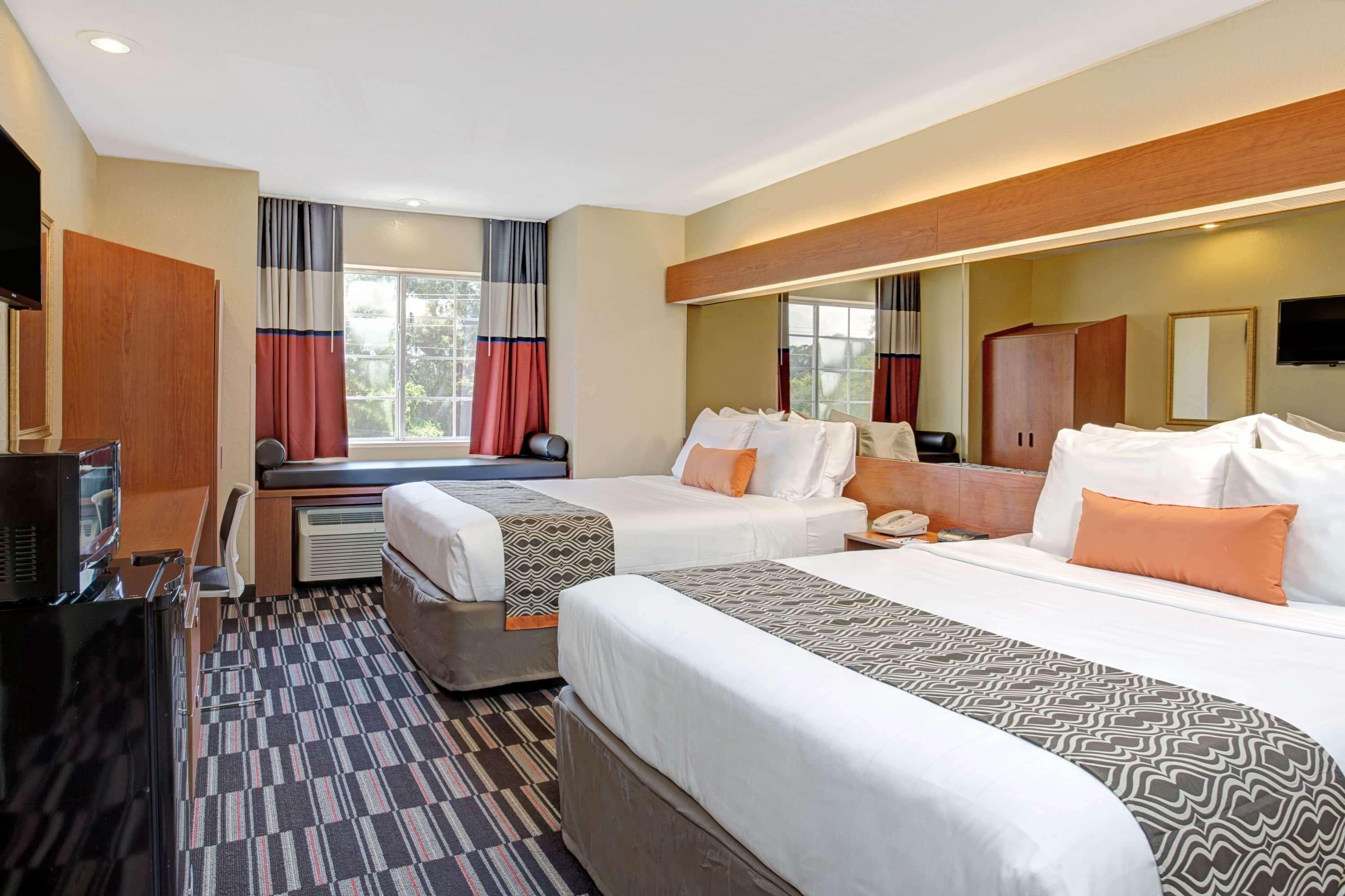Microtel Inn & Suites By Wyndham Bushnell Buitenkant foto