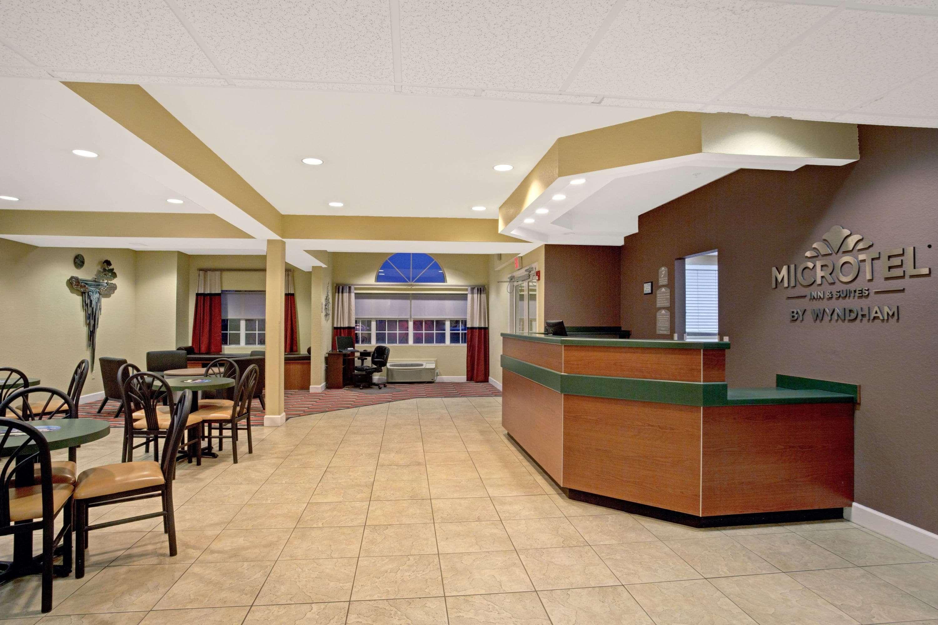 Microtel Inn & Suites By Wyndham Bushnell Buitenkant foto