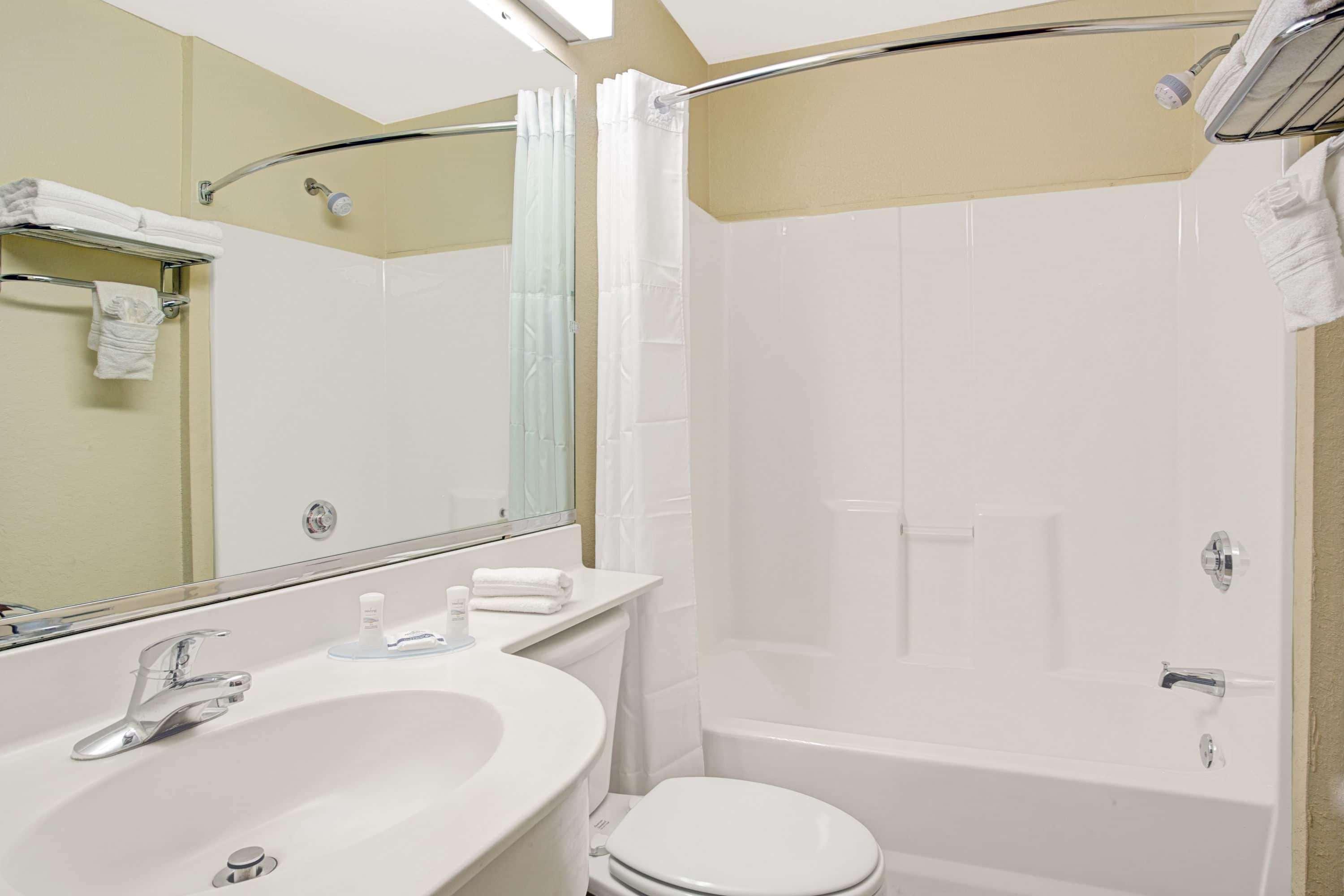 Microtel Inn & Suites By Wyndham Bushnell Buitenkant foto