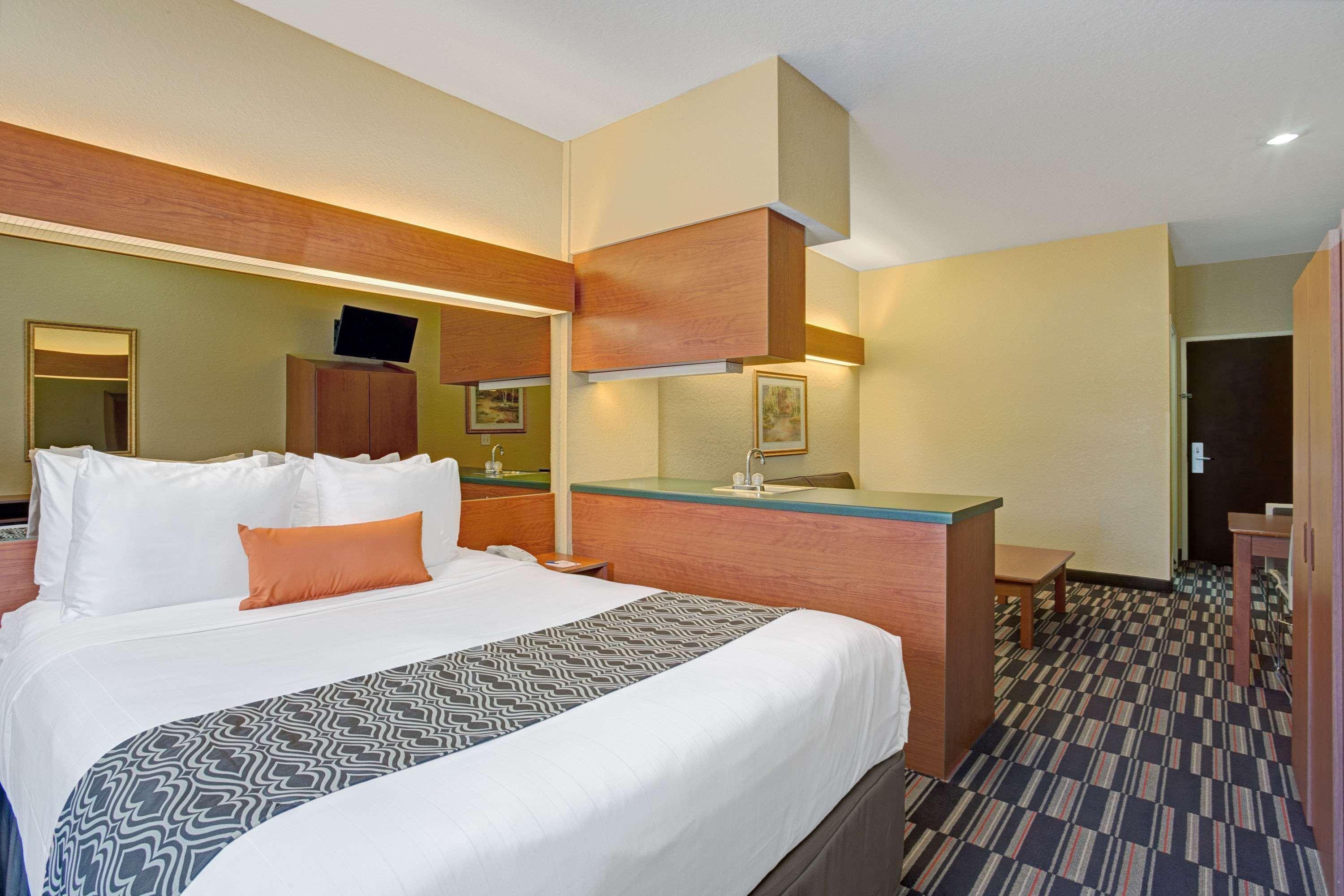 Microtel Inn & Suites By Wyndham Bushnell Buitenkant foto