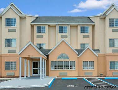Microtel Inn & Suites By Wyndham Bushnell Buitenkant foto