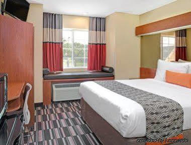 Microtel Inn & Suites By Wyndham Bushnell Buitenkant foto