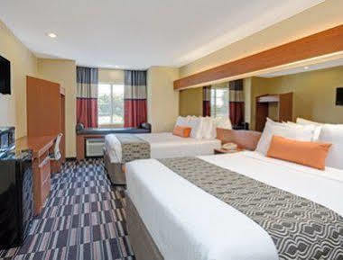 Microtel Inn & Suites By Wyndham Bushnell Buitenkant foto